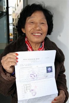 Cha Sa-soon con su certificado para realizar el examen