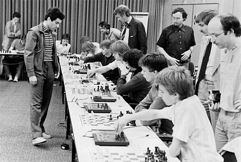 Советская машина шахматы. Шахматный компьютер 1985. Шахматный компьютер Kasparov. Шахматный компьютер 90-е годы.